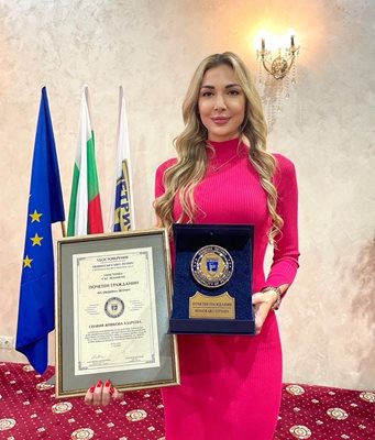 Силвия Аздреева с отличието "Почетен гражданин на Петрич"