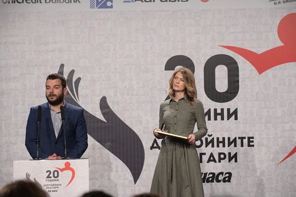 Продуцентът Иван Христов награди Албина Ясинская.