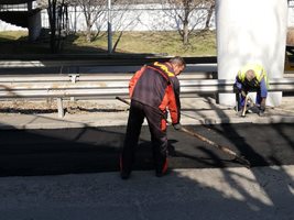 Работници полагат асфалт.
Снимка: Архив