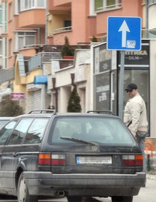 Кадриев оглежда щетите по колата си.