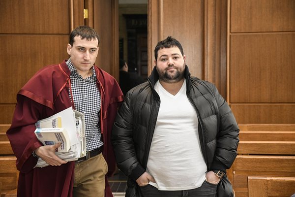 Прокурорът по делото Виктор Тарчев и простреляният през 2015 г. Януш в съдебната зала. СНИМКА: БУЛФОТО