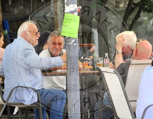 Бившият шеф на "Левски" Попов изглежда леко изморен след прекараното време в ареста
