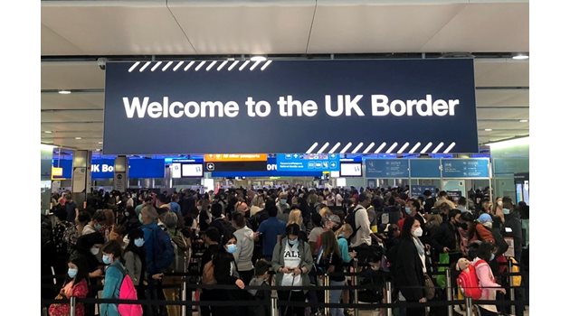 Опашка се вие пред граничния контрол за влизане във Великобритания на лондонското летище “Хийтроу”.
СНИМКА: РОЙТЕРС