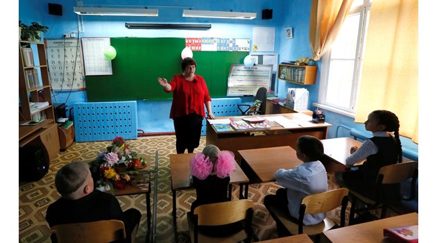 Учителка преподава урок в сибирското село.

