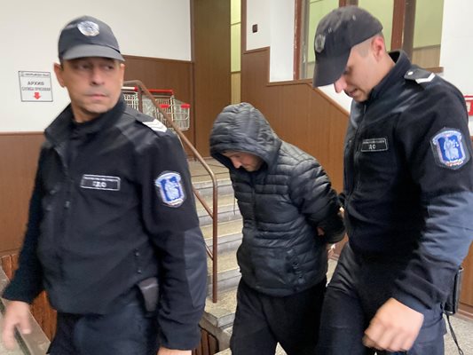 Двама полицаи доведоха Любомир Яков в съдебната зала.