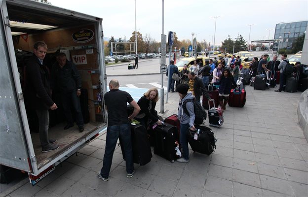 Актьорите от “Дисни на лед” пристигат на летище София.
