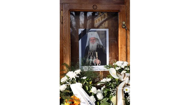 До гроба е портретът на патриарх Неофит.