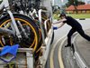 Българин спасява от калта счупени велосипеди в Сингапур