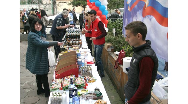 На импровезирания базар се предлага руска водка, бонбони, шпроти, хайвер.