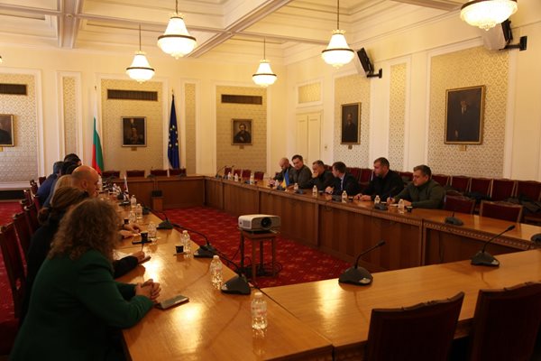 Депутати от ПП и ДБ се срещнаха с представители на украинския парламент СНИМКИ: Фейсбук/ Демократична България