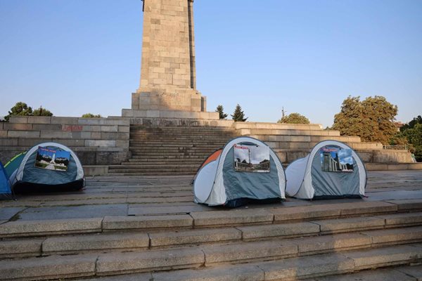 Част от палатките пред паметника на Съветската армия