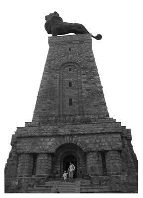 Така би трябвало да изглежда паметникът на връх Шипка, ако българските политици не бяха склонили глава пред румънския натиск.