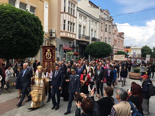 Пловдивчани ръкопляскаха на шествието.