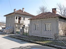 Горялата къща на жертвите (вляво на снимката). До нея е къщата на убиеца Димитър Динев.
СНИМКИ: ПИЕР ПЕТРОВ
