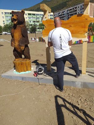 Дървената статуя вече е в сопотския парк