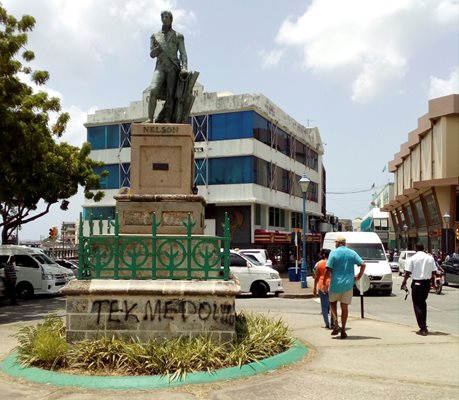 Статуя на вицеадмирал Нелсън в Бриджтаун, Барбадос, е надраскана днес след като правителството на острова поиска да се отдели от британската корона.