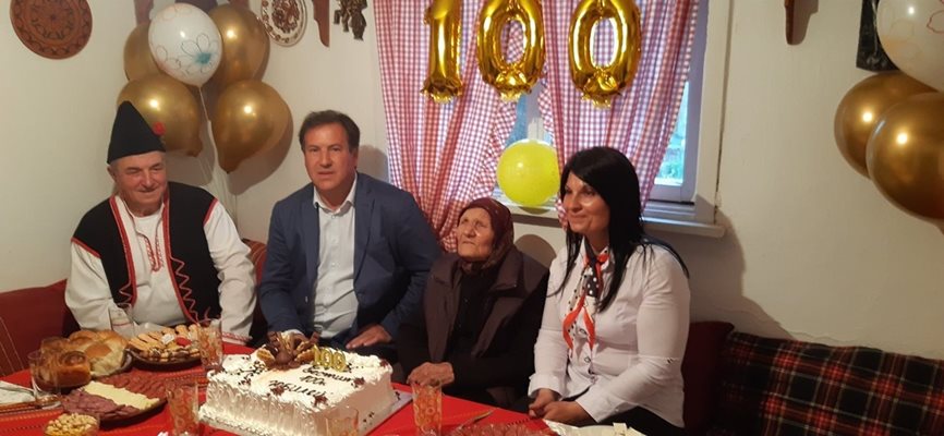 Столетницата баба Мина с кметовете на град Съединение, село Царимир и гостите