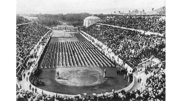 Близо 80 хиляди зрители се събират на мраморния стадион в Атина, за да гледа състезания на живо.