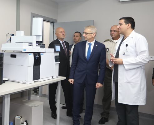 Премиерът Николай Денков разгледа лабораторията във ВМА заедно с военния министър Тодор Тагарев и началника на болницата ген. Венцислав 
Мутафчийски.