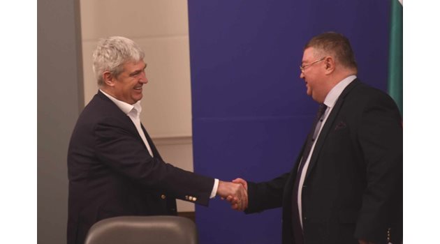 Президентът на КНСБ Пламен Димитров и управителят на НОИ Ивайло Иванов се поздравяват.