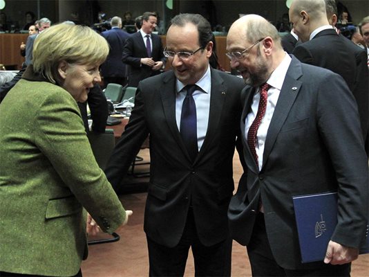 Меркел и Оланд водиха среднощни преговори по евробюджета.