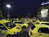 Протестиращи таксиджии: Искат да направят от всички частни превозвачи (снимки)