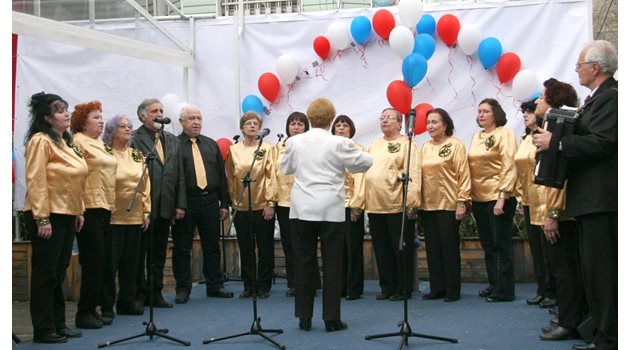 На сцената се пееха предимно руски песни, имаше и български участници.