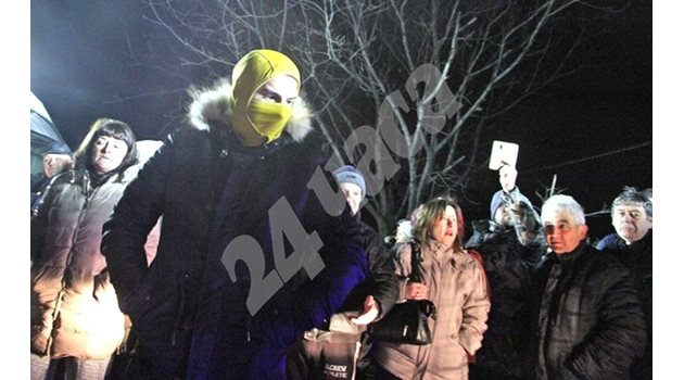 Снощи във Войводиново се събраха близо 200 души, които изразиха гнева си Снимка: Авторката