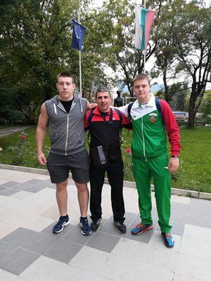 Стефчо (вдясно) и Христо (вляво) с техния треньор Живко Николов