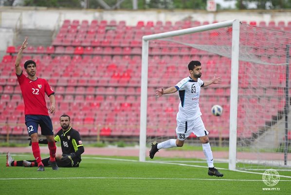 Манучехр Джалилов от шампиона на Таджикистан “Истаклол” вкарва един от двата си гола за 6:1 срещу “Куктош” в мач от 4-ия кръг. Местното първенство ще прекъсне за две седмици заради коронавируса, след което планът е да продължи.