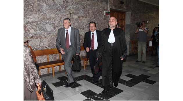 ДЕЛО: Кметът Румен Рашев (в средата) се изправи пред съда.