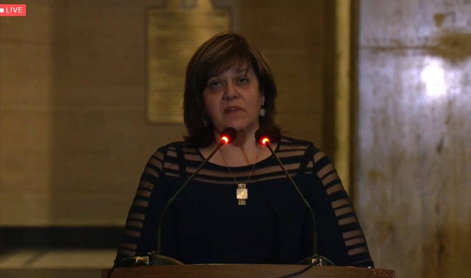 Мина Топузова, която оглавява изборната комисия.