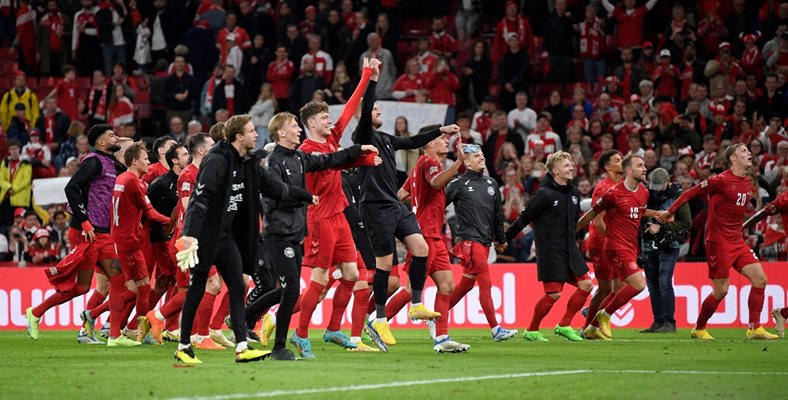Датските национали куфеят, след като победиха с 2:0 Франция в Копенхаген, но световните шампиони се спасиха от изпадане.

СНИМКА: РОЙТЕРС