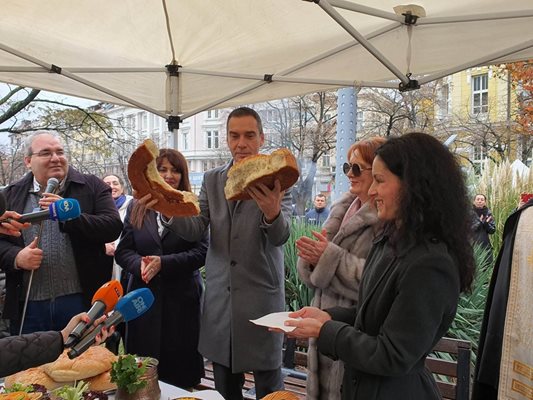 По традиция никулденската трапеза за осветена в началото на празничния ден, а бургаският кмет разчупи обредна пита.