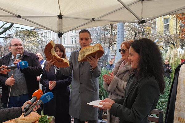 По традиция никулденската трапеза за осветена в началото на празничния ден, а бургаският кмет разчупи обредна пита.