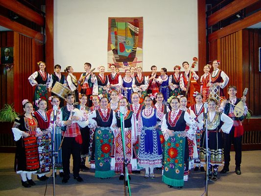 Певиците от "Филип Кутев" изпълняват "Полегнала е Тодора"