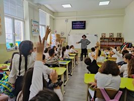 Тома Здравков чете „Малкият принц“ в пазарджишко училище