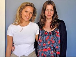 Нашата усмихната редакторка Ирина Асиова (вляво) се срещна на снимачната площадка с актрисата Лив Тайлър, която е и дъщеря на Стивън Тайлър - вокалист на “Аеросмит”.
СНИМКА: “24 ЧАСА”