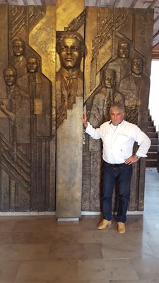 Людмил Бонев вая великите карловци през 1987 г., прави Апостола като пламък.