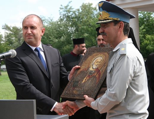 Радев подари на командира на авиобазата бригаден ген. Димитър Петров икона на свети Мина за новия параклис.