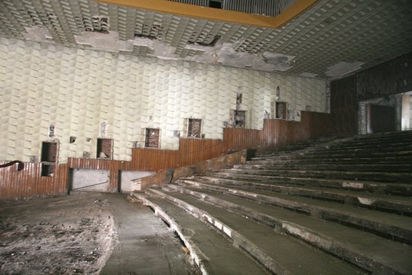 Някогашната зала е превърната в бунище.