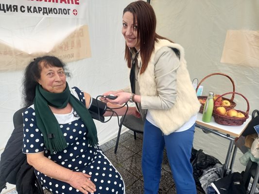 Медицинската сестра Десислава Христозова (вдясно) мери кръвното на Елена Янева, които се оказа високо.


Снимки: Авторът