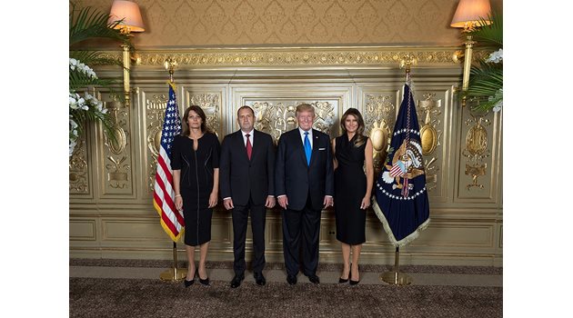 Най-прясната снимка на български и американски президент - от 20 септември тази година. По време на приема на държавния глава на САЩ за ръководителите на делегации на 72-ата сесия на Общото събрание на ООН Румен Радев и съпругата му Десислава се фотографираха с домакините Доналд и Мелания Тръмп. На снимката на двете първи семейства впечатление правят близките по модел и еднакви по цвят и дължина рокли на двете президентски съпруги.