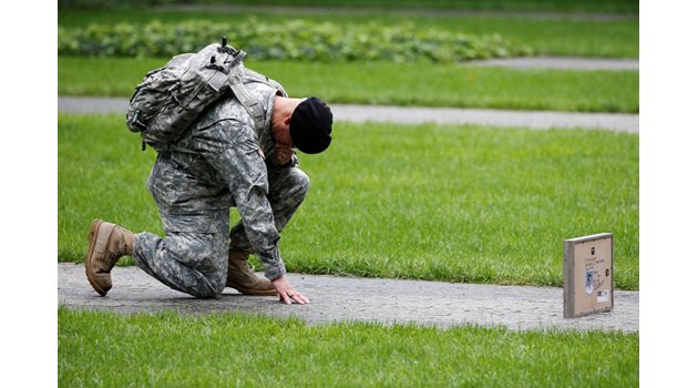 Американски войник се прекланя пред паметта на свой братовчед, загинал при атаката срещу Световния търговски център в Ню Йорк през 2011 година.