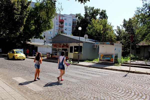 Пешеходната пътека е на ул. "Арх. Камен Петков"