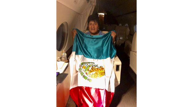 Ево Моралес в самолета за Мексико СНИМКА: РОЙТЕРС