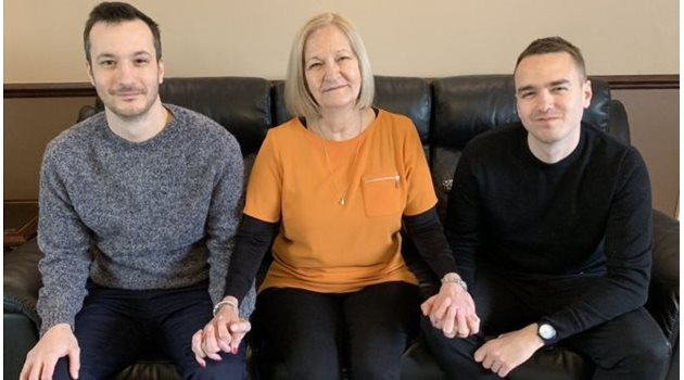 Сали Чалън със  синовете си  Дейвид и Джеймс,  които я спасяват  от затвора