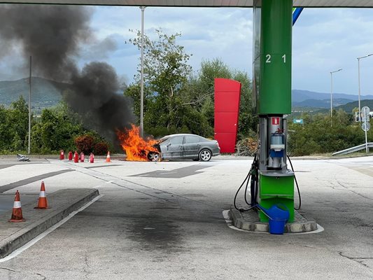 Автомобил се запали на бензиностанция на магистрала "Тракия".
СНИМКА: АЛЕКСЕЙ ГИЛТЯЙ