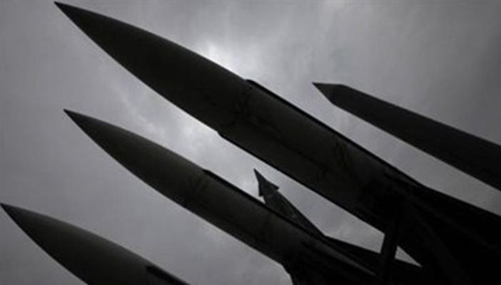 Вчера Северна Корея изстреля балистична ракета със среден обсег, която падна в Тихия океан. 
СНИМКА: Ройтерс, архив