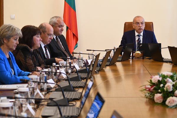 Служебното правителство на Гълъб Донев на заседание в МС